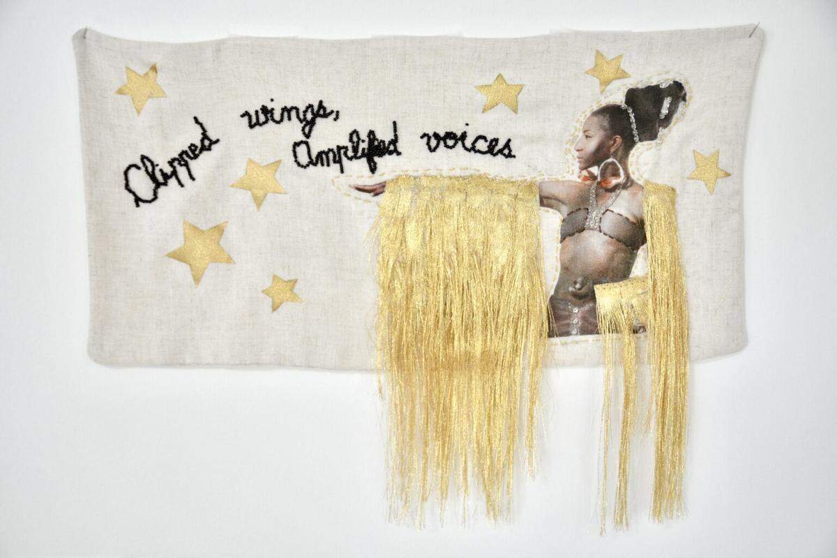“Clipped Wings, Amplified Voices” de la artista haitiano-estadounidense Laetitia Adam-Rabel. La obra hace referencia a la resiliencia frente a los desafíos.