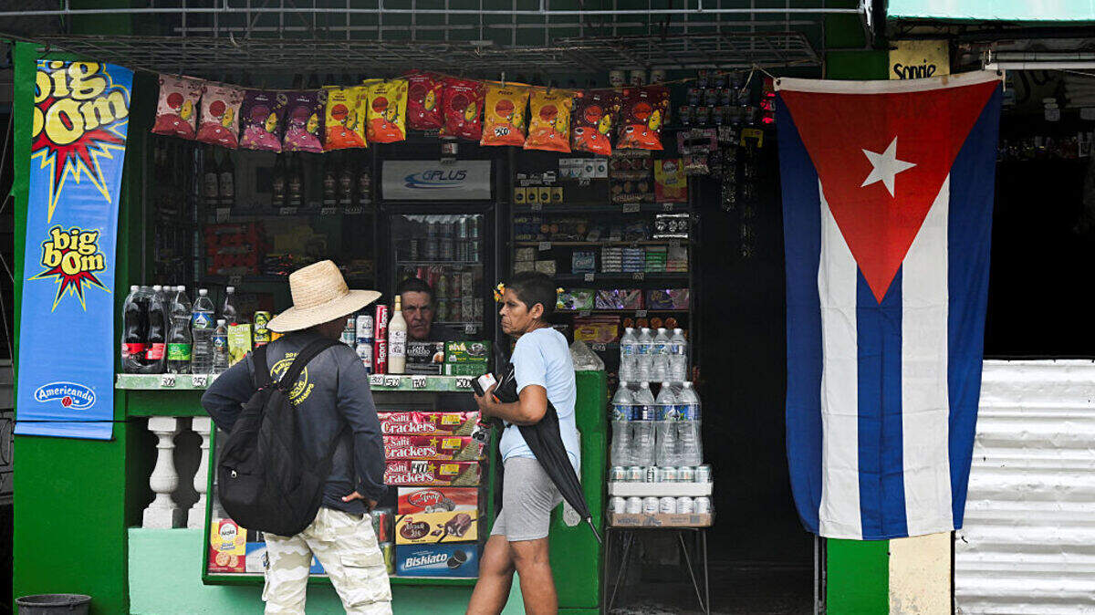 Cubanos observan los precios de los alimentos en un negocio privado de Taguasco, en la provincia de Sancti Spíritus, Cuba, el 23 de julio de 2025.