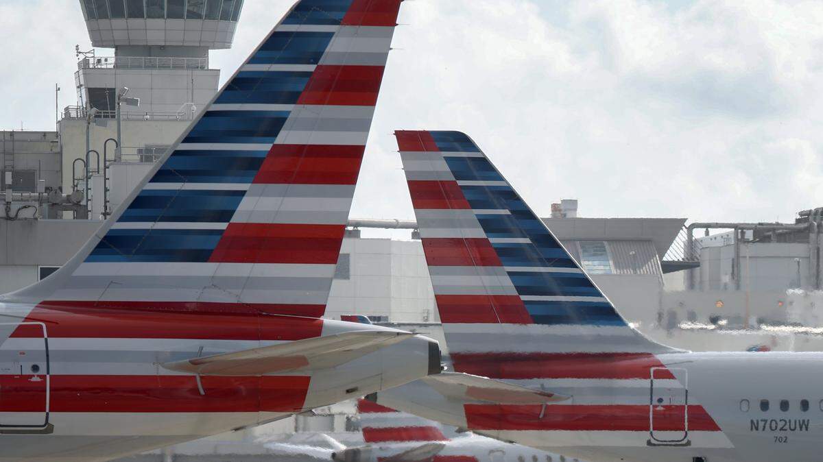 Aviones de American Airlines en la pista del Aeropuerto Internacional de Miami el 19 de febrero de 2025 en Miami, Florida.