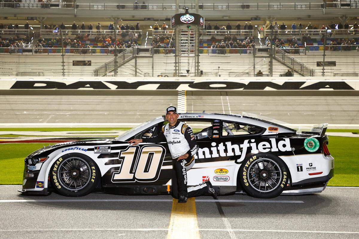 Aric Almirola posa con su auto Smithfield Ford #10 en las calificaciones para las 500 Millas de Daytona, el 16 de febrero de 2022 en Daytona Beach, Florida.