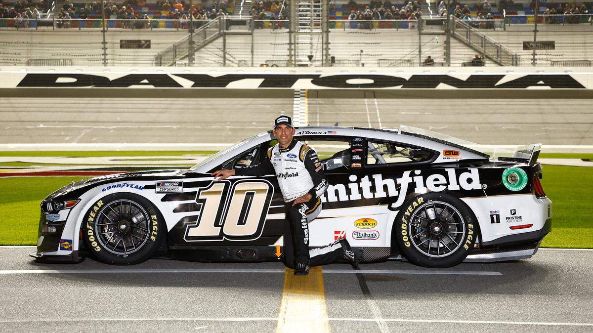 Foto de archivo. Aric Almirola dejó bien claro que se lanza con todo en la lucha por clasificarse a los playoffs y pelear por el título en la Cup Serie de NASCAR, a falta de siete carreras para el final de la temporada regular.