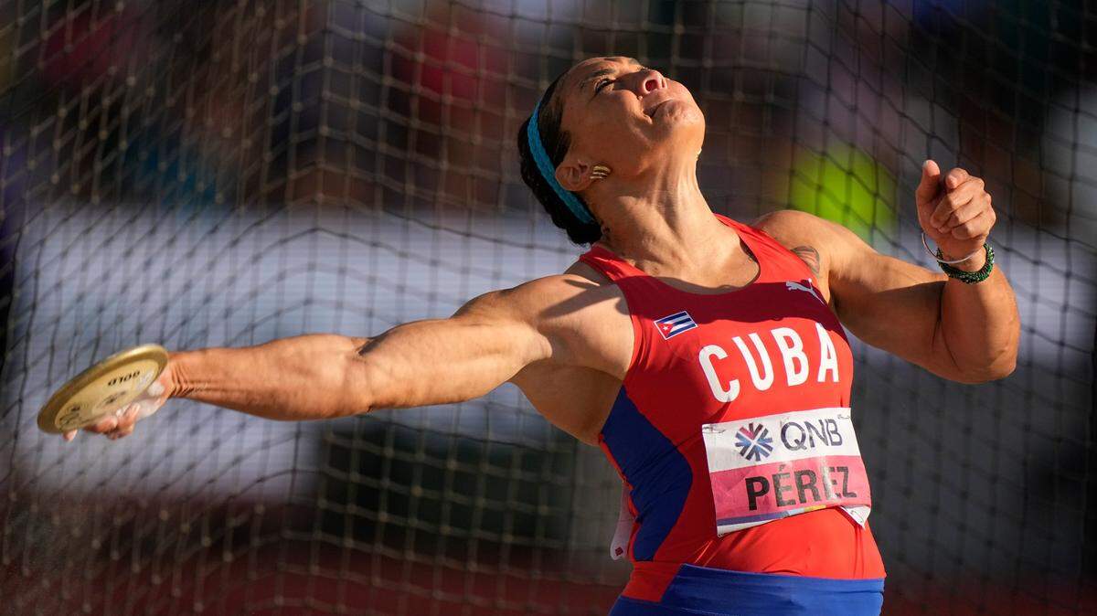 Yaimé Pérez lanza el disco en la jornada de calificaciones del Mundial de Atletismo, celebrada el 18 de julio de 2022 en Eugene, Oregon. La atleta fue una de las tres deserciones que tuvo la delegación cubana en el evento.