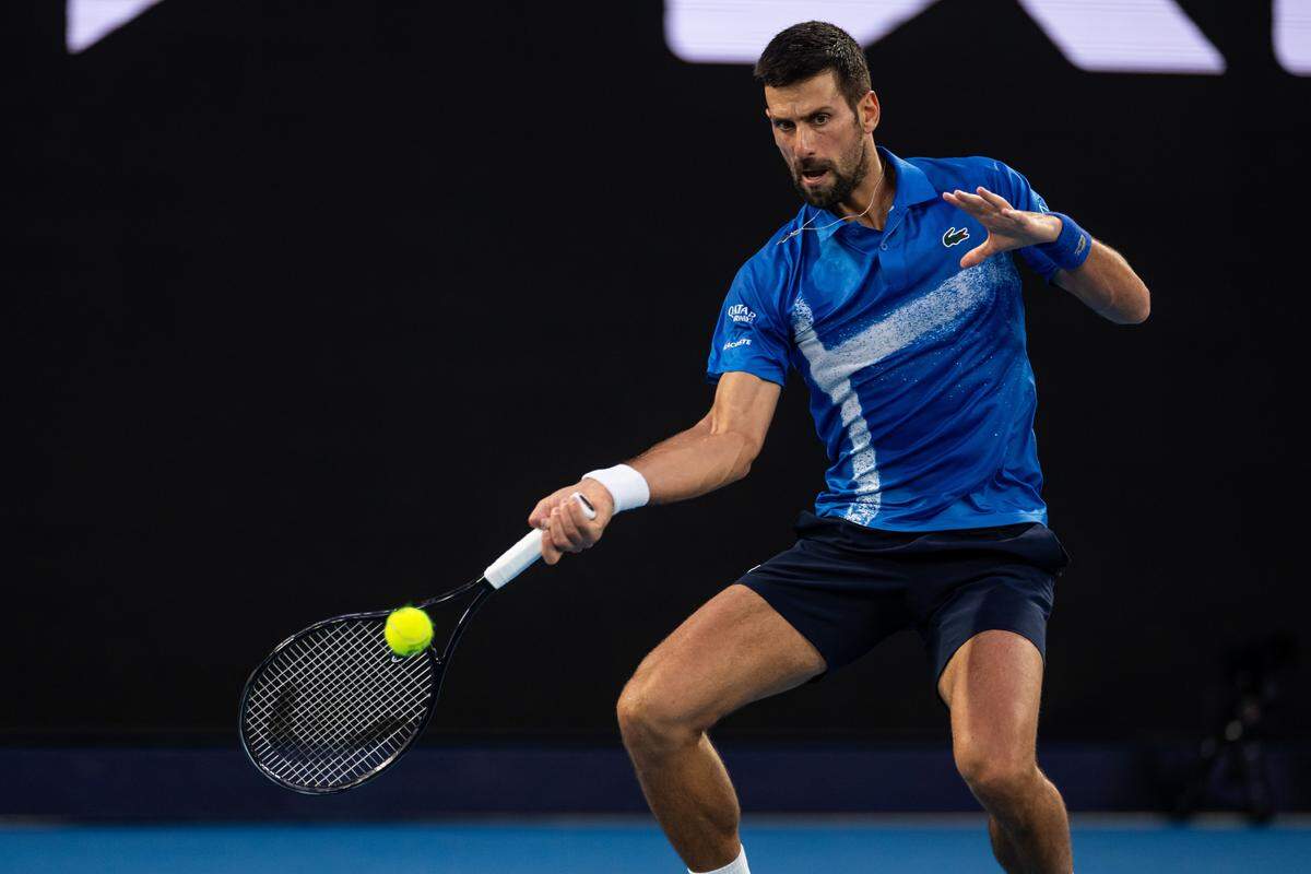 El serbio Novak Djokovic superó 4-6, 6-3, 6-4 y 6-2 al estadounidense Nishesh Basavareddy en el partido de la primera ronda del Abierto de Australia, celebrado el 13 de enero de 2025 en Melbourne.
