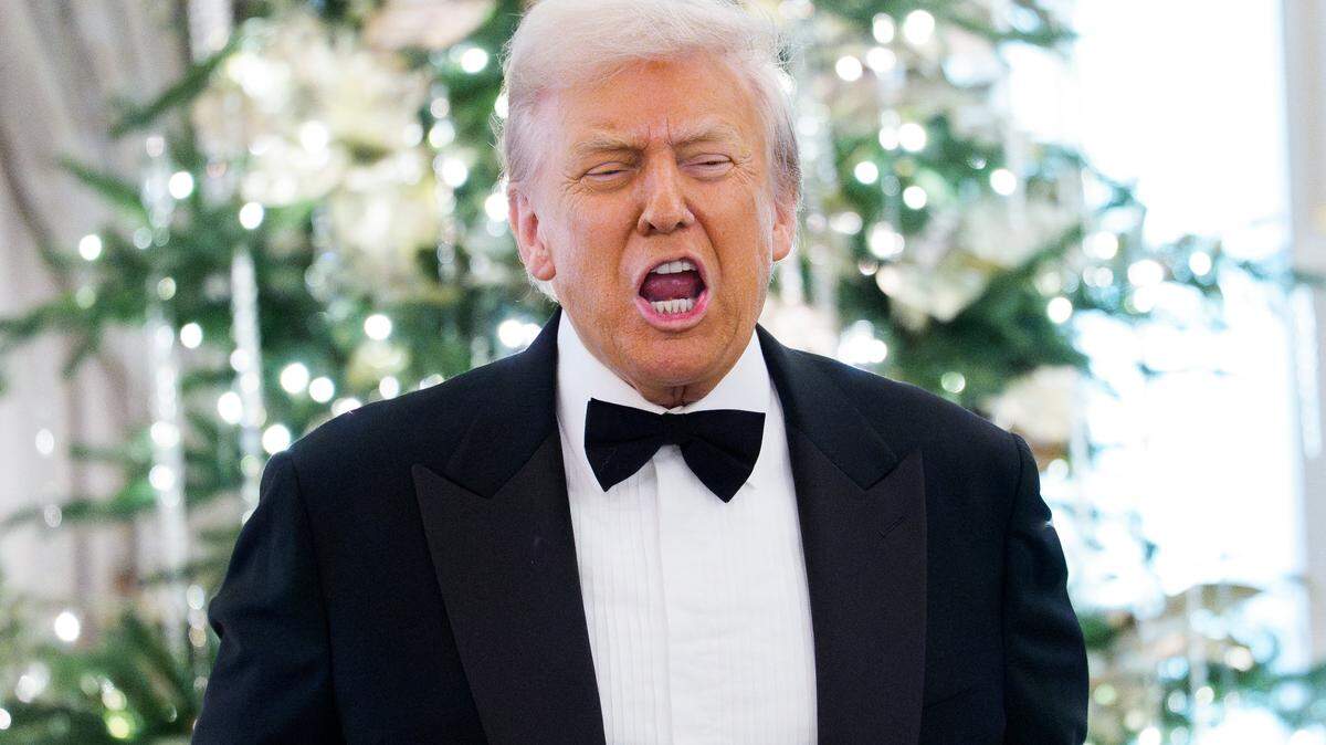 WASHINGTON, DC - DECEMBER 06: (EDITORS NOTE: Retransmission with alternate crop and/or color correction.)U.S. President Donald Trump speaks at the State Department Kennedy Center Honors medal presentation dinner at the U.S. Department of State on December 06, 2025 in Washington, DC. The 2025 Kennedy Center Honorees are Sylvester Stallone, George Strait, the rock band KISS, Gloria Gaynor, and Michael Crawford. (Photo by Aaron Schwartz/Getty Images)