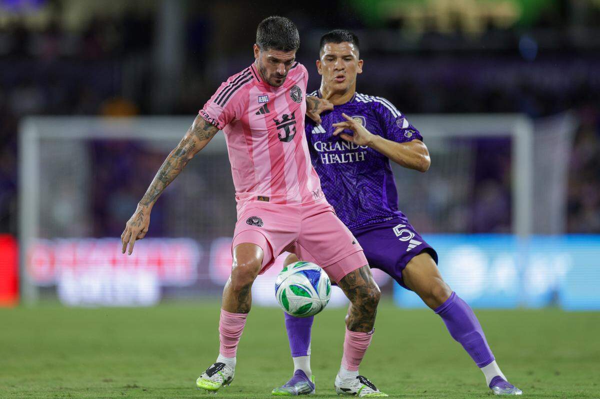El mediocampista del Inter Miami Rodrigo De Paul (izq.) controla la pelota en el partido ante Orlando City, celebrado el 10 de agosto de 2025 en Orlando.