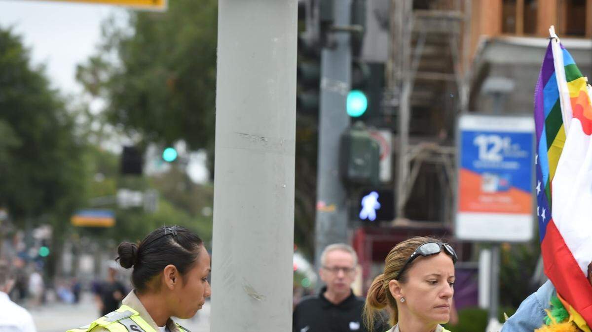 Agentes de policía de Los Ángeles brindan seguridad para el desfile del orgullo Gay el 12 de junio de 2016 en Los Ángeles, California.