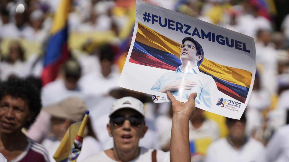 Miles de personas se manifiestan con carteles y banderas durante la “Marcha del silencio” este domingo 15 de junio de 2025, en Cali, Colombia. La movilización popular fue convocada tras el atentado en el que fue gravemente herido el pasado 7 de junio el senador y precandidato presidencial Miguel Uribe Turbay, y tras la oleada terrorista que tres días después dejó ocho muertos y más de 80 heridos en el suroeste del país.