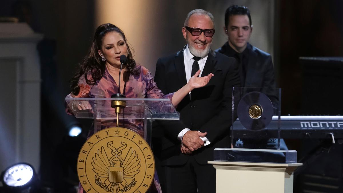 Gloria y Emilio Estefan recibieron el Premio Gershwin a la Canción Popular que otorga la Biblioteca del Congreso de Estados Unidos.