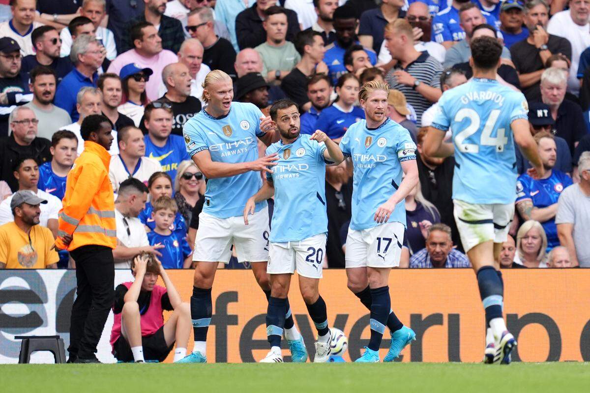 El delantero del Manchester City Erling Haaland (izq.) celebra tras anotar un gol en el partido ante el Chelsea, celebrado el 18 de agosto de 2024 en Londres.
