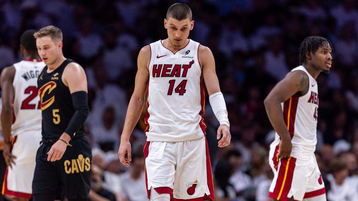 El escolta del Miami Heat, Tyler Herro (14), observa durante la primera mitad del Juego 3 de los Playoffs de la NBA contra los Cleveland Cavaliers en el Kaseya Center el sábado 26 de abril de 2025, en Miami, Florida.