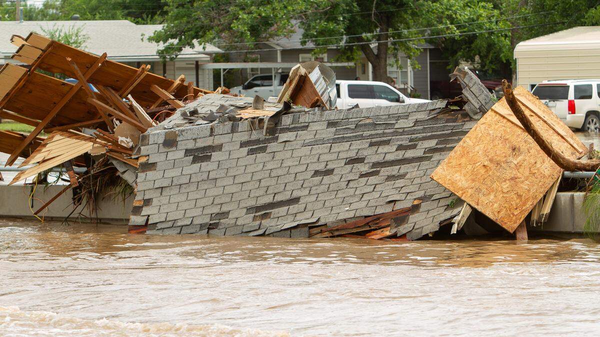 Viviendas y otras estructuras dañadas quedaron tras el paso arrasador de las inundaciones récord en Bell Street, luego de que cayeran 14 pulgadas (más de 35 centímetros) de lluvia en San Angelo el viernes 4 de julio de 2025.