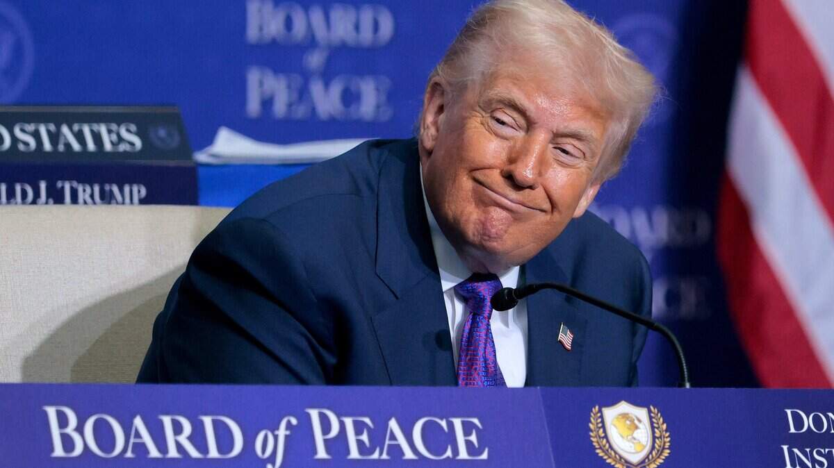 El presidente Donald Trump observa durante los discursos en la reunión inaugural de la Junta de Paz en el Instituto Donald J. Trump de la Paz, el 19 de febrero de 2026 en Washington, DC.