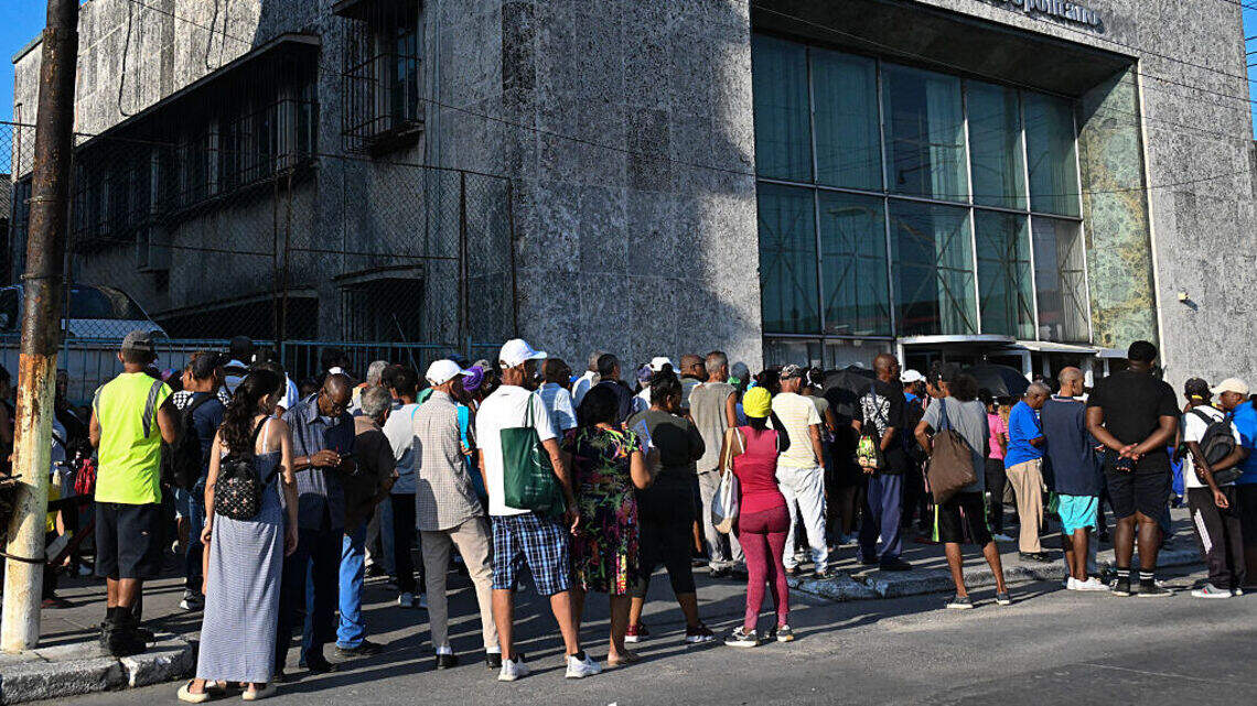 Población de Cuba sigue cayendo: cerca de 250,000 personas emigraron en 2025