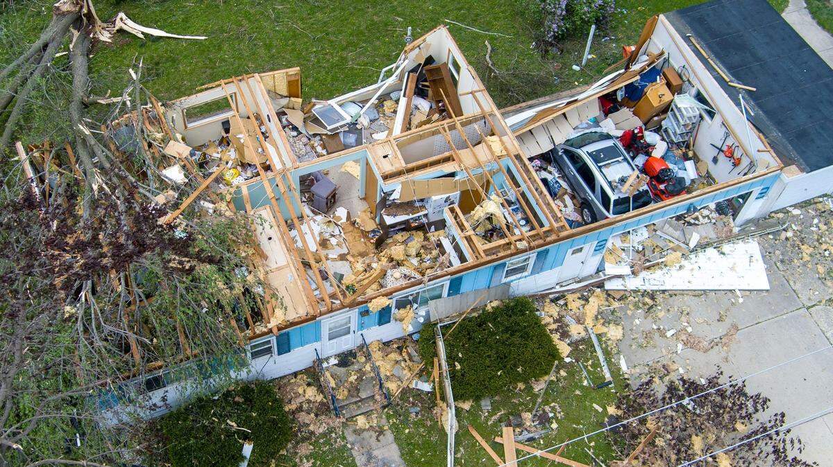 El techo de una casa es arrancado a lo largo de North Main Street en Juneau, Wisconsin, el 16 de mayo de 2025. Varios tornados habrían tocado tierra en el oeste y centro de Wisconsin, causando daños en el área del condado de Dodge, al noroeste de Milwaukee.