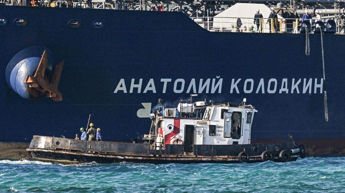 Trabajadores en un remolcador guían al petrolero ruso Anatoly Kolodkin mientras llega a la terminal petrolera en el puerto de Matanzas, en el noroeste de Cuba, el 31 de marzo de 2026.