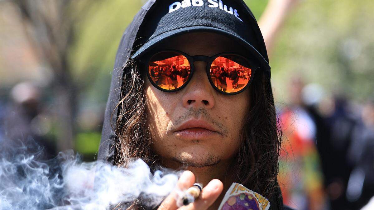 Un hombre fuma un cigarrillo de marihuana durante el Festival 420 en la Plaza Washington, en Nueva York, el 20 de abril de 2024.