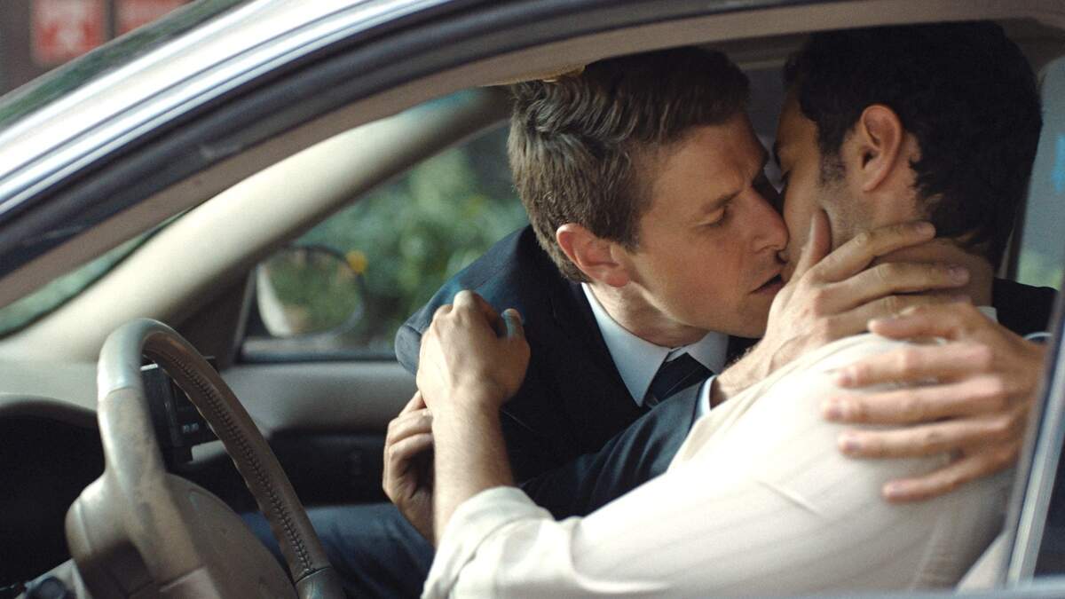 Alexandre Landry y Mehdi Meskar en “We’ll Find Happiness” (Canadá, 2025), que el Festival de Cine LGBTQ+ OUTshine presentará el 3 de mayo, durante su primera Fiesta de Clausura en la Comunidad, en el Savor Cinema de Fort Lauderdale.
