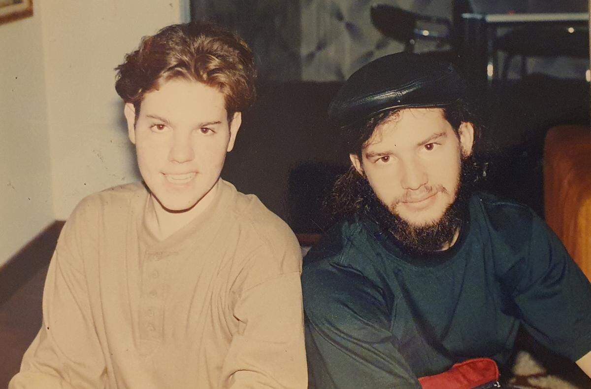 El autor de la columna, Daniel Shoer Roth, junto al entrevistado, su amigo Yossy Kohan, en Caracas, en los primeros años de la década de 1990.