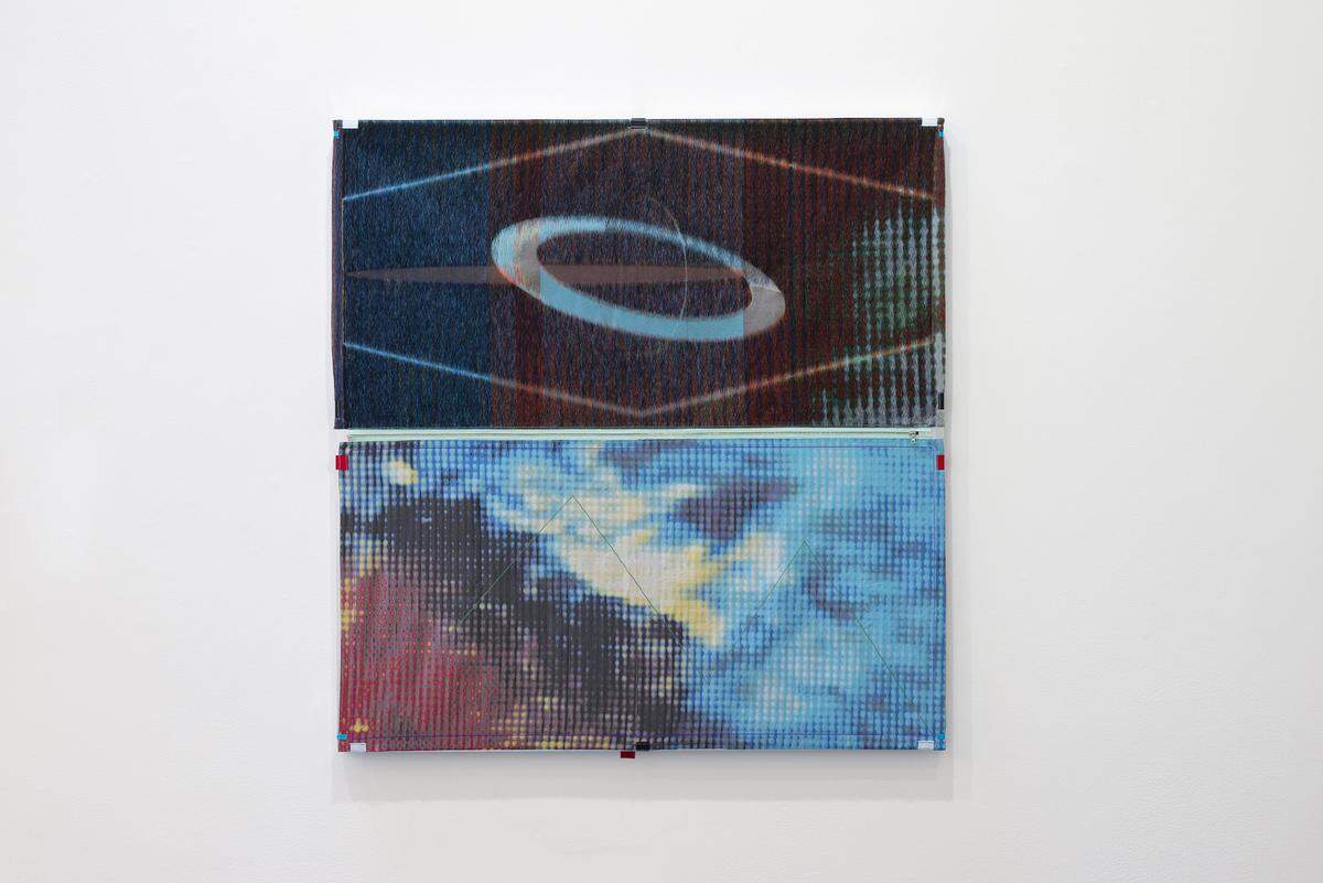 ‘Colapsar Dia/noite (Tecnosfera)’, 2024, de Luiza Crosman. Tela Jacquard, cremallera, lazos, zipper, y chassis de aluminio, 39 x 38 pulgadas.