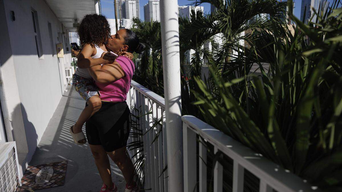 Yudisleine Tejeda Rodríguez carga a su hijo Alex Tejada, quien tiene autismo, en el balcón de su casa el pasado miércoles en Overtown. Rodríguez es madre soltera cuyo trabajo de 40 horas semanales es insuficiente para ambos.