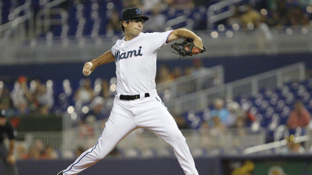 El abridor de los Marlins Zac Gallen lanzó cinco entradas y permitió tres carreras a la tanda de los Nacionales, el 26 de junio de 2019 en Miami.