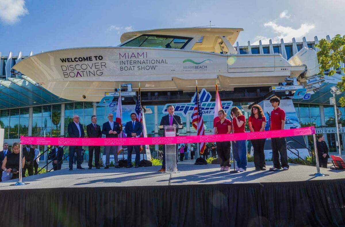 Freddie Peterson, gerente general del Centro de Convenciones, da la bienvenida a los invitados al Show Náutico Internacional Miami 2025 en el Centro de Convenciones de Miami Beach, el miércoles 12 de febrero de 2025.