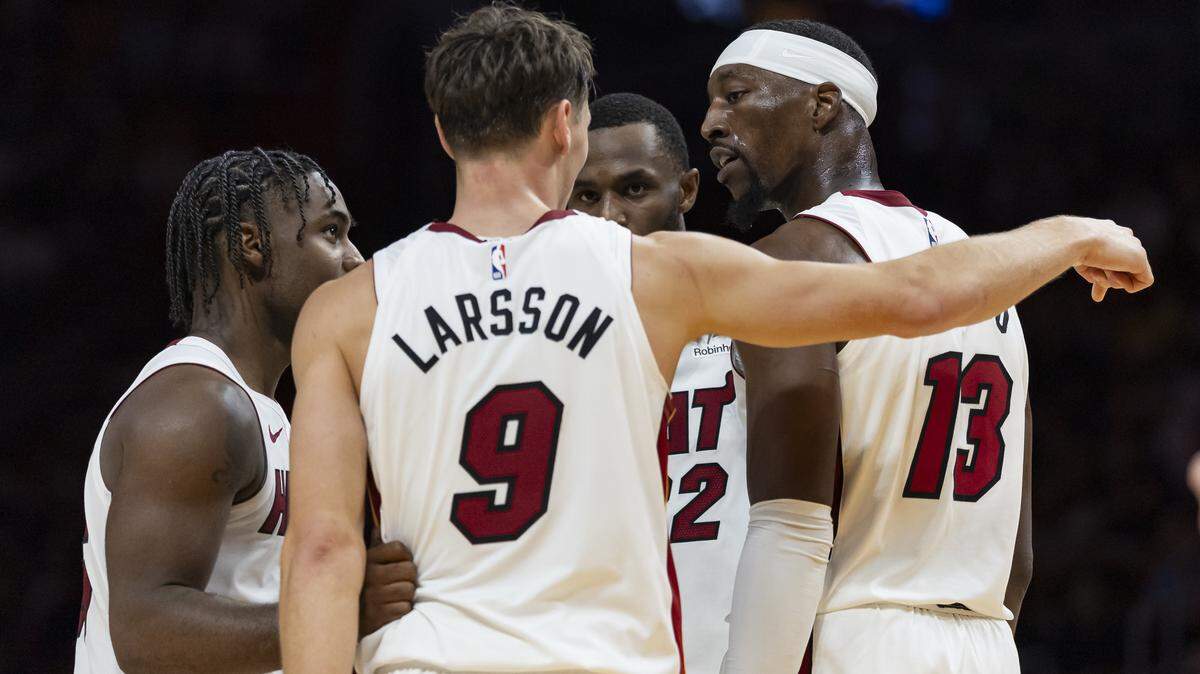 Los jugadores del Heat Bam Adebayo, Pelle Larsson, Andrew Wiggins y Davion Mitchell (der. a izq.) se reúnen en el partido contra los Hornets de Charlotte, celebrado el 28 de octubre de 2025 en Miami.