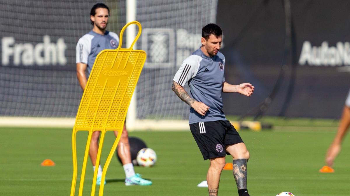 El delantero del Inter Miami Lionel Messi patea la pelota en un entrenamiento con el equipo el 13 de enero de 2024 en Fort Lauderdale, Florida.