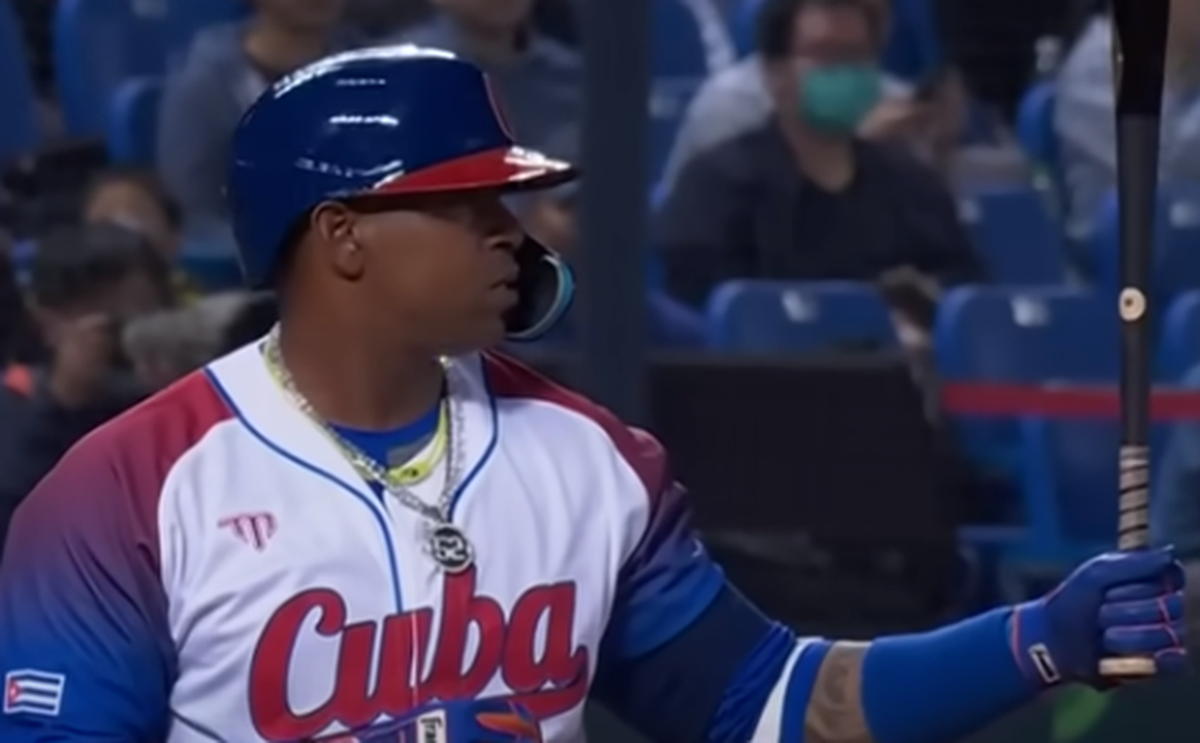 El jardinero Yoenis Céspedes abandonó la concentración del equipo Cuba para atender asuntos personales en EEUU, informó este lunes la Federación Cubana de Béisbol (FCB).