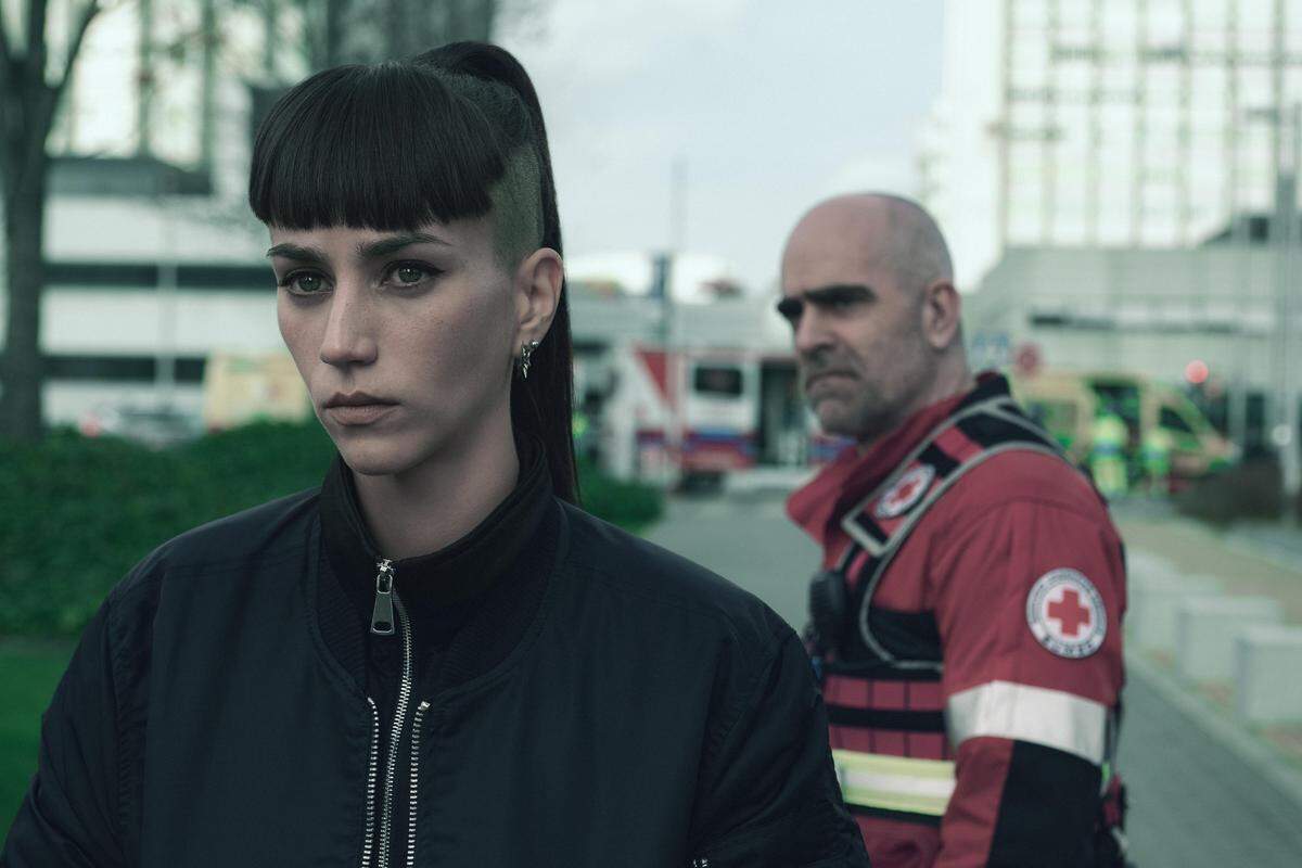 En Netflix la serie ‘Salvador’ (2026) que aborda temas como la inmigración, el extremismo, la delincuencia y la falta de futuro en la España contemporánea. 