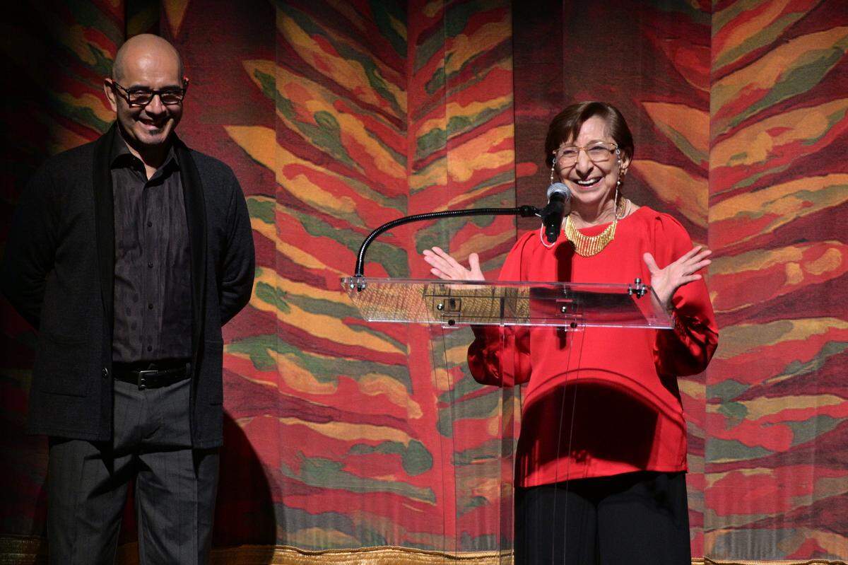Eriberto Jiménez, director general del IBFM y Gloria Castro, Premio “A Life for Dance”, en el escenario del Arsht Center, al inicio de la Étoiles Grand Classical Gala del año pasado.