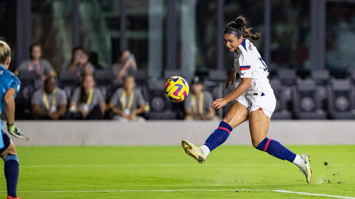 La jugadora de Estados Unidos Sophia Smith trata de vencer a la portera de Alemania Merle Frohms, en la primera mitad del partido amistoso celebrado el 10 de noviembre de 2022 en el DRV PNK Stadium en Fort Lauderdale, Florida.