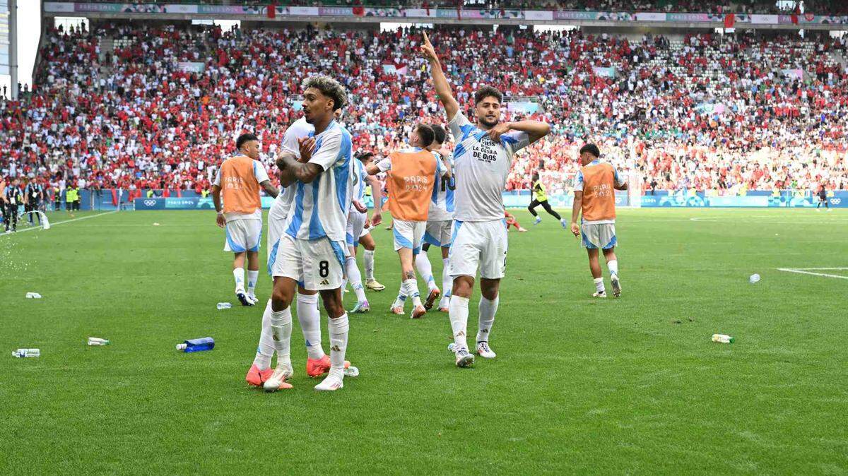 Los jugadores de Argentina celebran el gol de Cristian Medina (8) ante Marruecos, que luego fue anulado por el VAR, en el partido celebrado el 24 de julio de 2024 en el Geoffroy-Guichard Stadium en Saint-Etienne, Francia.