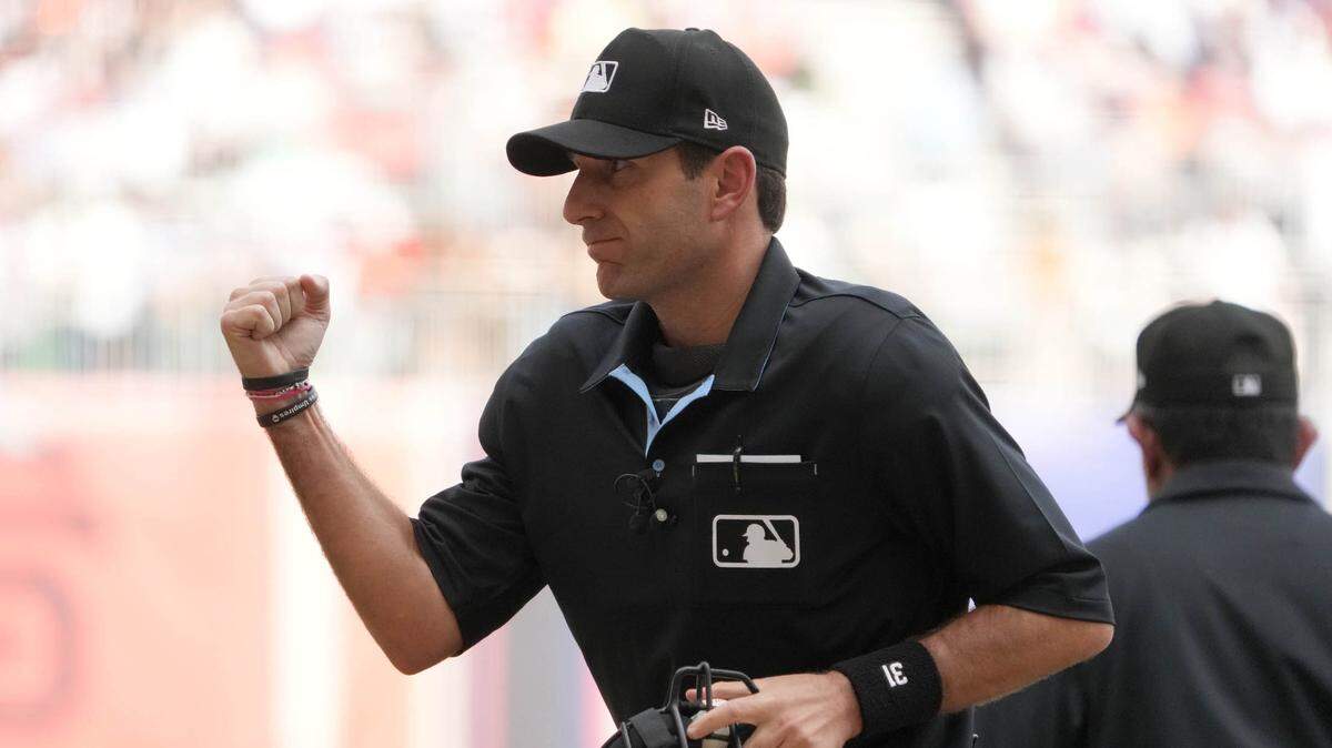 Las Grandes Ligas emitieron un comunicado este lunes en el cual anunciaron el despido del árbitro Pat Hoberg por violar las reglas sobre apuestas deportivas en el béisbol.