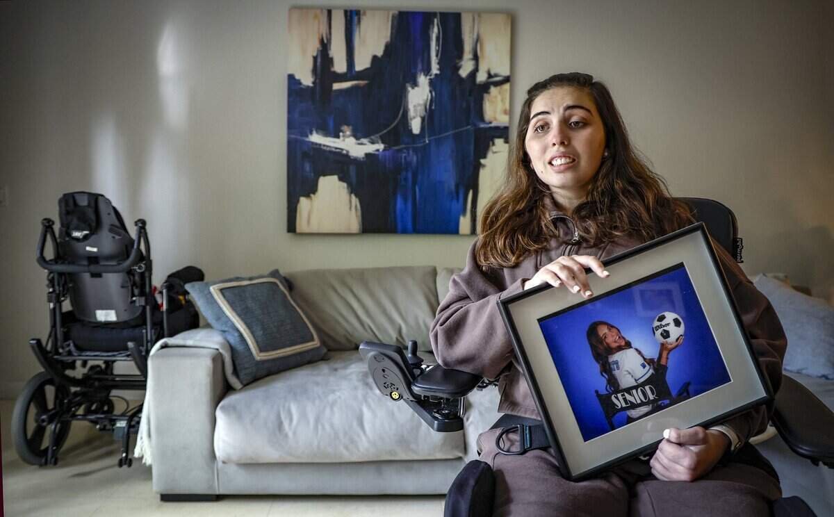 Katerina “Katy” Puig sostiene un retrato de su último año en la Our Lady of Lourdes Academy en su casa en Miami, Florida, el miércoles 15 de octubre de 2025. Puig aún se está recuperando de las lesiones catastróficas que sufrió en un accidente de barco en Boca Chita Key. Puig viajaba en el barco del promotor inmobiliario de Doral, George Pino, junto con 10 de sus amigos cuando este impactó la embarcación Robalo de 29 pies contra un marcador fijo de canal a casi 50 mph, expulsando a todos los ocupantes del barco, el 4 de septiembre de 2022. El Nicklaus Children’s Hospital honrará su proceso de recuperación el sábado en la 18ª gala anual Diamond Ball del sistema hospitalario. FOTO DE AL DIAZ