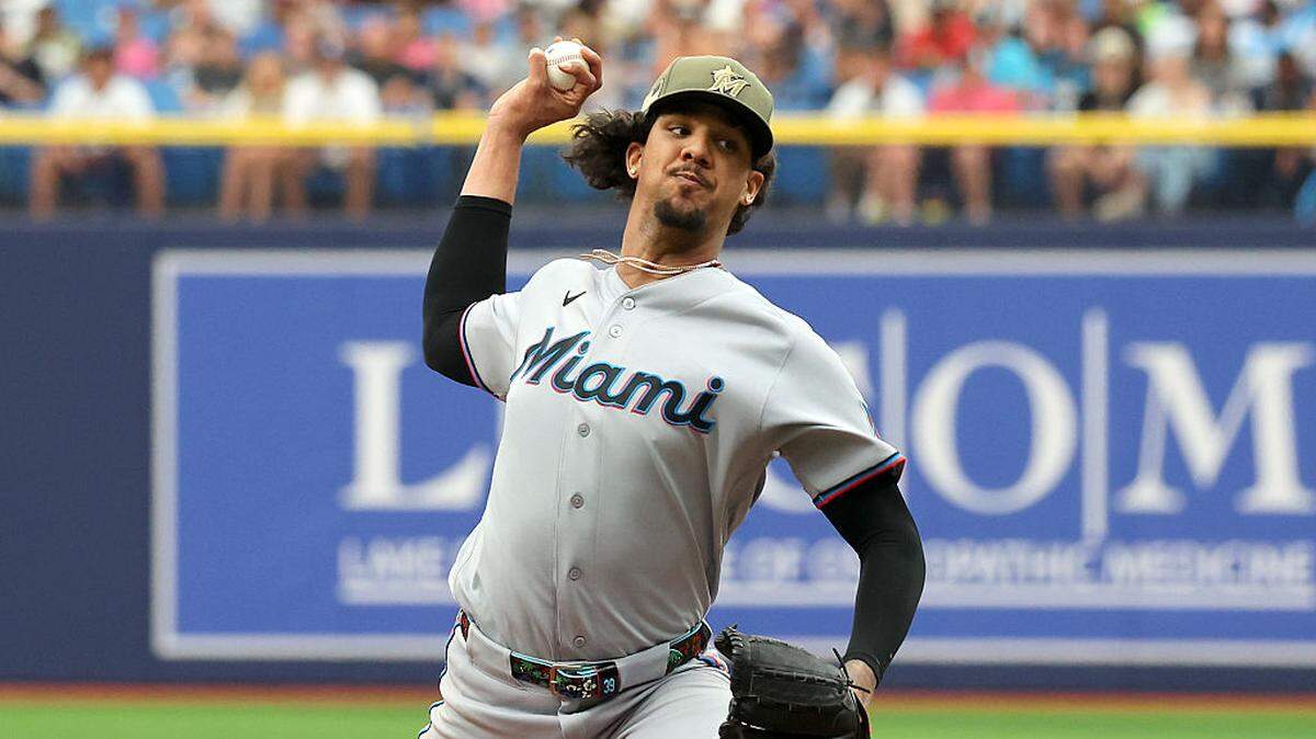 El abridor de los Marlins Eury Pérez será sometido a estudios en el tendón de la corva derecha tras salir lesionado luego de cuatro innings dominantes, en el partido del miércoles ante los Azulejos en Toronto. 