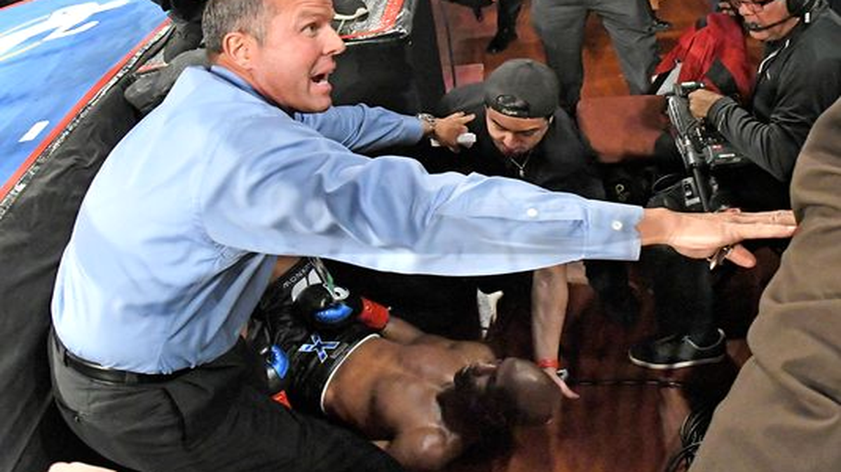 El arbitro detiene el combate, mientras Bernard Hopkins todavía yace inconciente en el piso, a un costado del ring, el sábado por la noche durante una pelea por título mundial en California. 