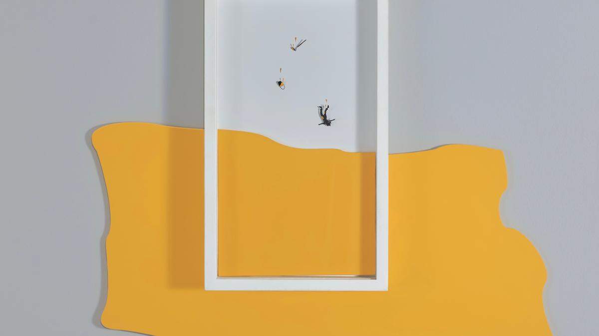  “Pintura”, de 2024, es una de las piezas de materiales mixtos que figuran en la exhibición de la artista brasileña, KK Bicalho. 