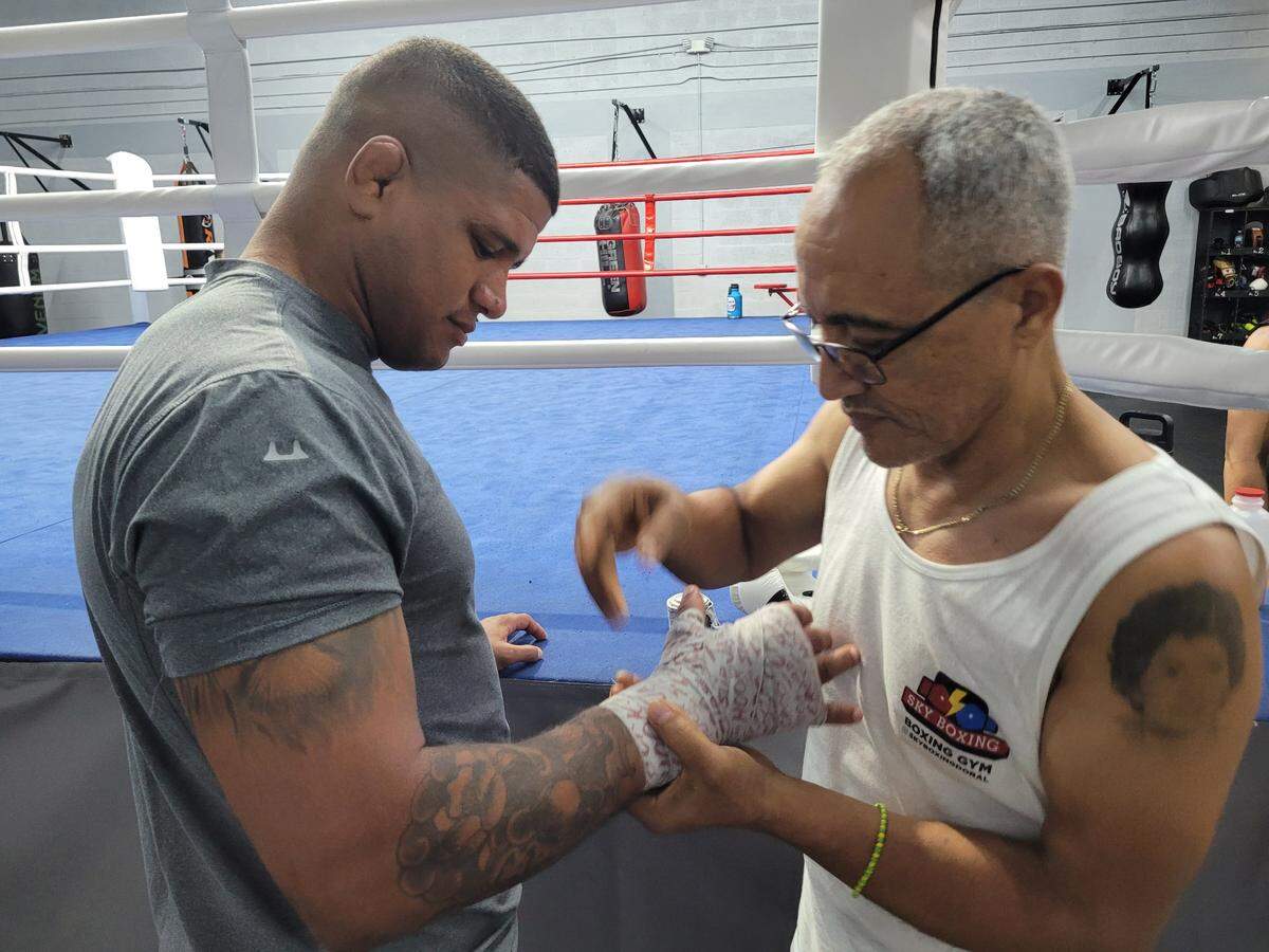 Gilbert Burns con el profeor Jorge Rubio en Miami.