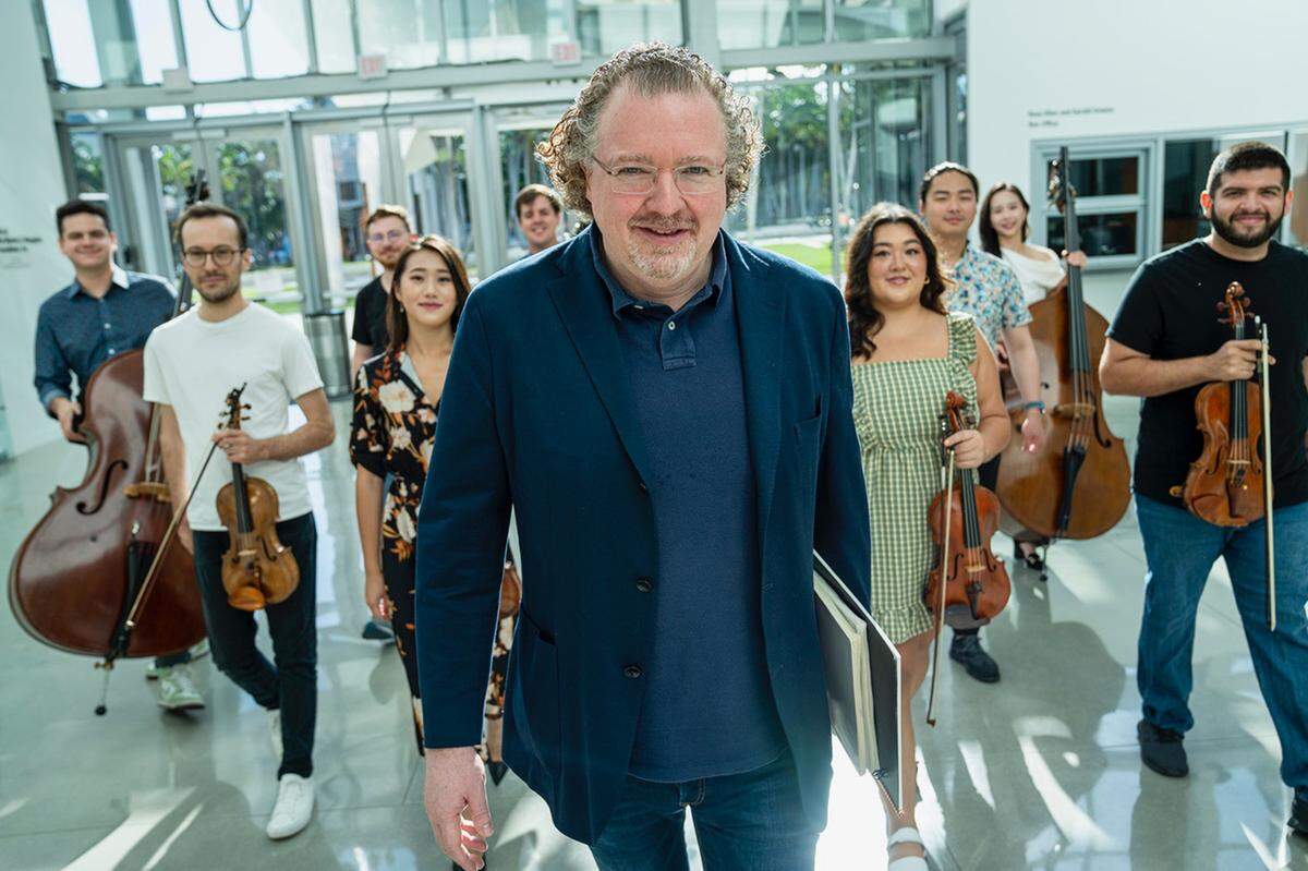 Stéphane Denève, junto a becarios de la New World Symphony.