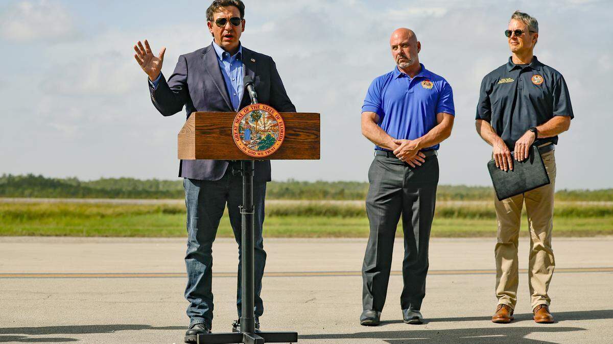El gobernador Ron DeSantis habla con los periodistas durante una rueda de prensa celebrada en la pista de aterrizaje de Alligator Alcatraz, en Ochopee (Florida), el viernes 25 de julio de 2025. FOTO DE AL DIAZ adiaz@miamiherald.com