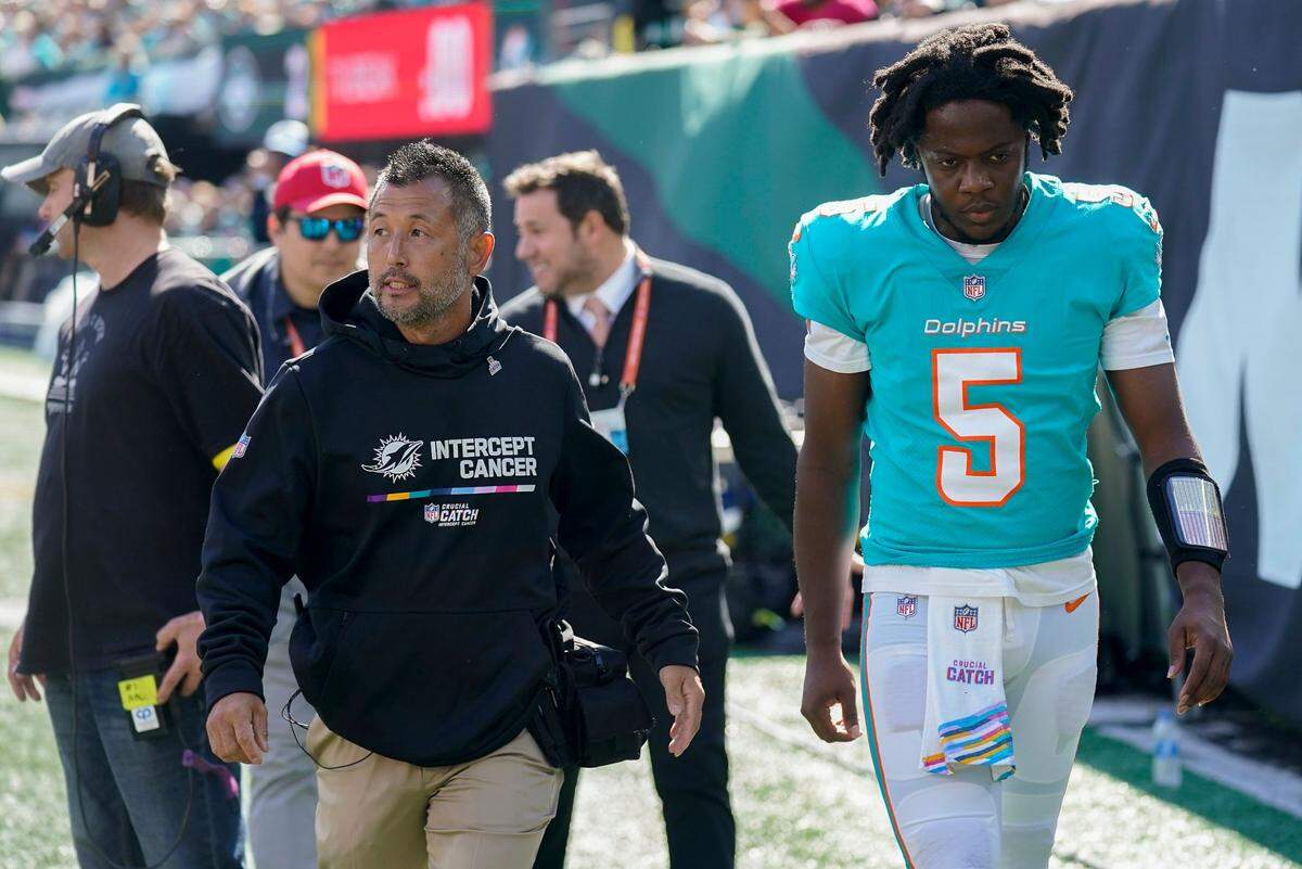 El quarterback de los Dolphins, Teddy Bridgewater, sufrió una temprana lesión en la cabeza y no regresó al partido de este domingo ante los los Jets, en el MetLife Stadium de Nueva York.