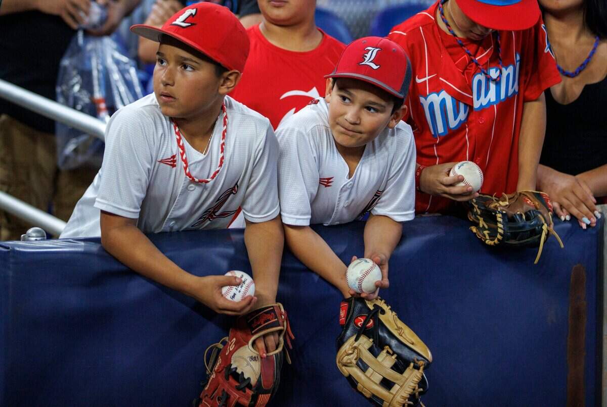Fanáticos de los Marlins esperan por un autógrafo antes del partido ante los Filis de Filadelfia, celebrado el 14 de abril de 2022 en Miami.