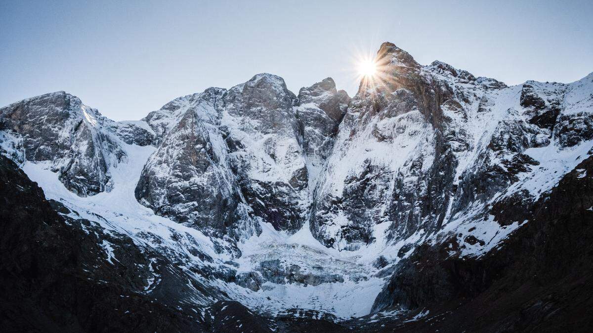 El macizo del Vignemale bajo la nieve en el Parque Nacional de los Pirineos el 18 de noviembre de 2020.