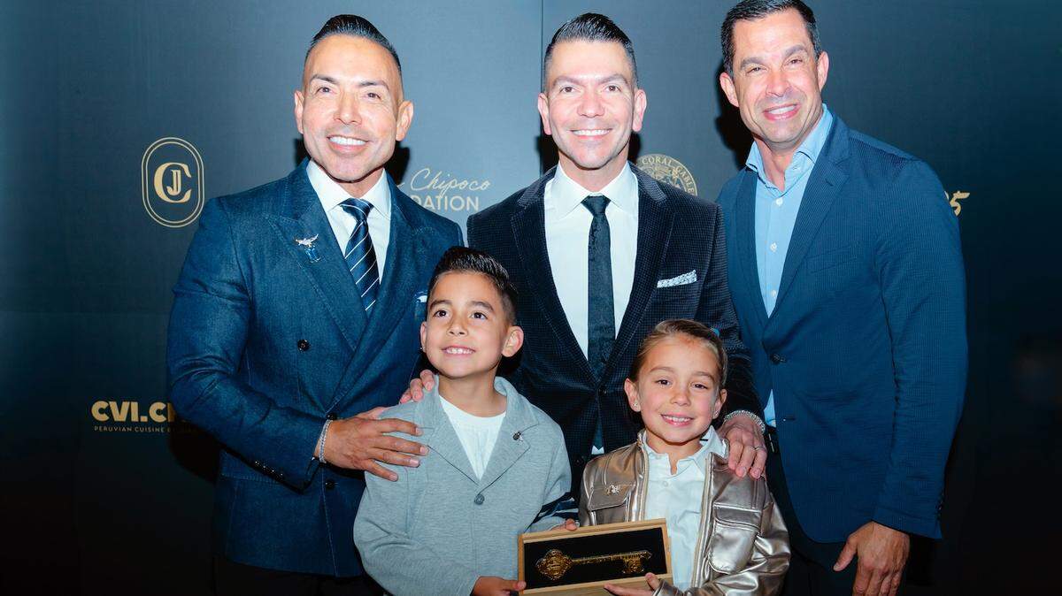 El chef peruano Juan Chipoco (izq.) con su esposo, Luis Hoyos, sus hijos Gianluca y Tiziana, y el alcalde de Coral Gables, Vince Lago, el 21 de febrero de 2025, en Coral Gables.