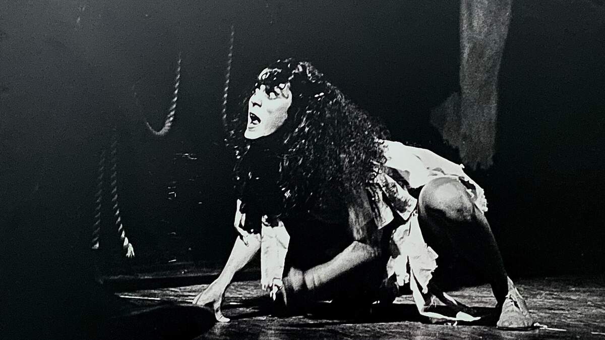 ‘El laberinto’, foto de la actriz Marilyn Romero, Teatro Prometeo, 1985.
