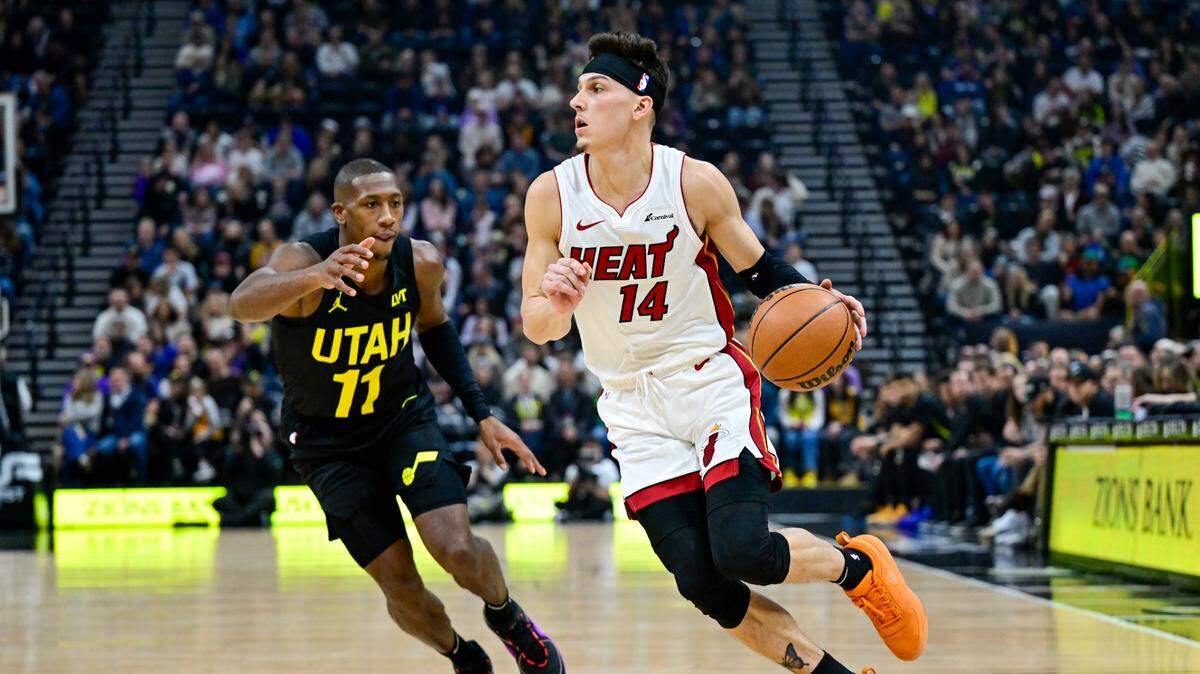 El jugador del Heat Tyler Herro (der.) entra al aro ante la marca de Kris Dunn, del Jazz, en el partido celebrado el 30 de diciembre de 2023 en Utah.