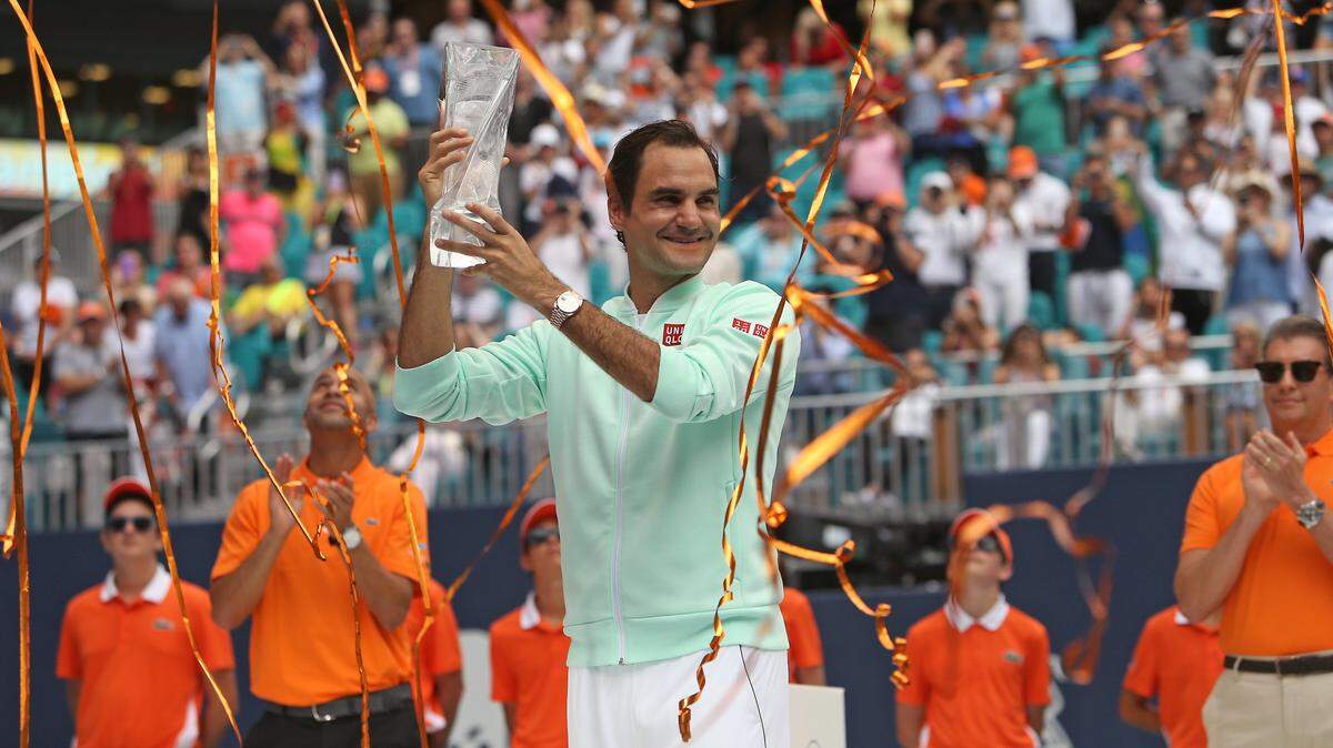 Roger Federer posa con el trofeo de campeón del Miami Open tras derrotar en la final 6-1, 6-4 a John Isner, el 31 de marzo de 2019 en el Hard Rock Stadium en Miami Gardens, Florida.