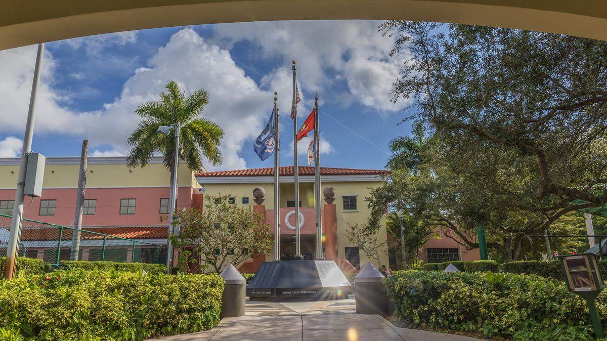 Monumento a los héroes, en el Centro Juvenil y Monumento Conmemorativo de Guerra en Coral Gables.