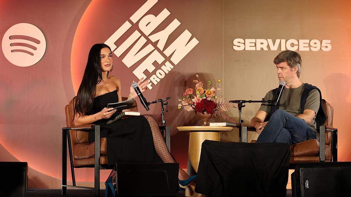 La cantante Dua Lipa y el escritor David Szalay conversan en la grabación del pódcast Service95 Book Club, el 15 de septiembre de 2025 en la Biblioteca Pública de Nueva York. 
